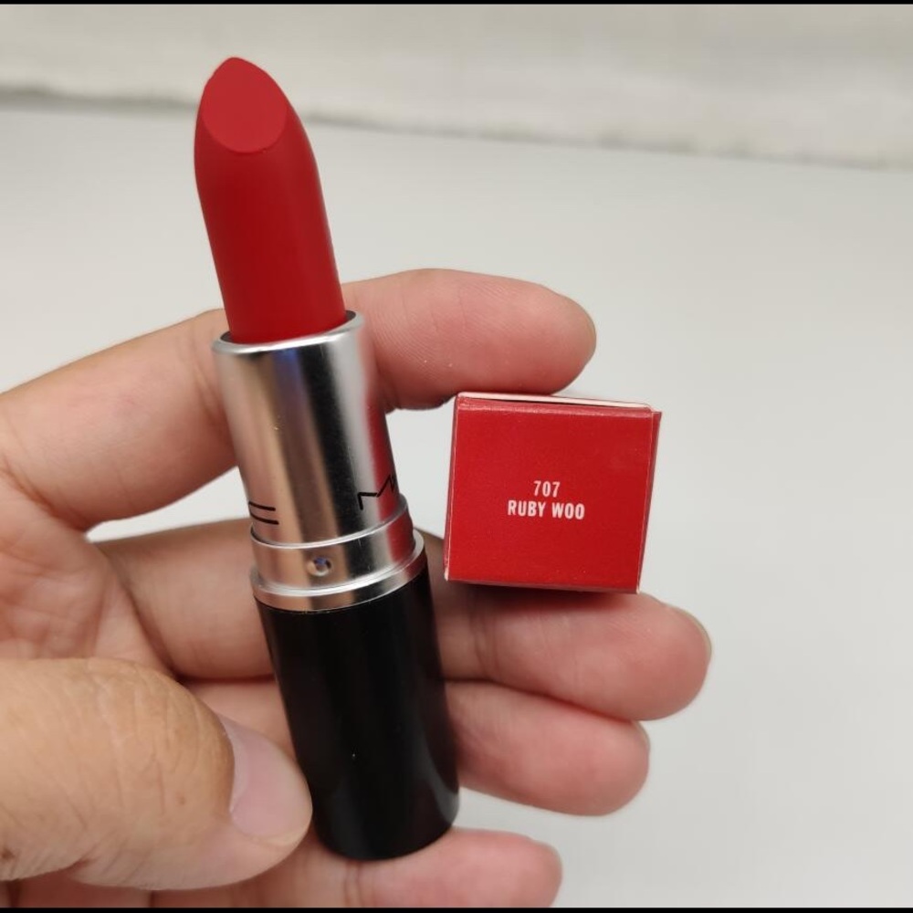 2 Mac lipstick ( ruby woo, diva )